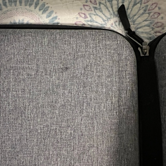 Tomtoc iPad case, light use. Smoke-free home. No pet exposure. - Picture 9 of 9